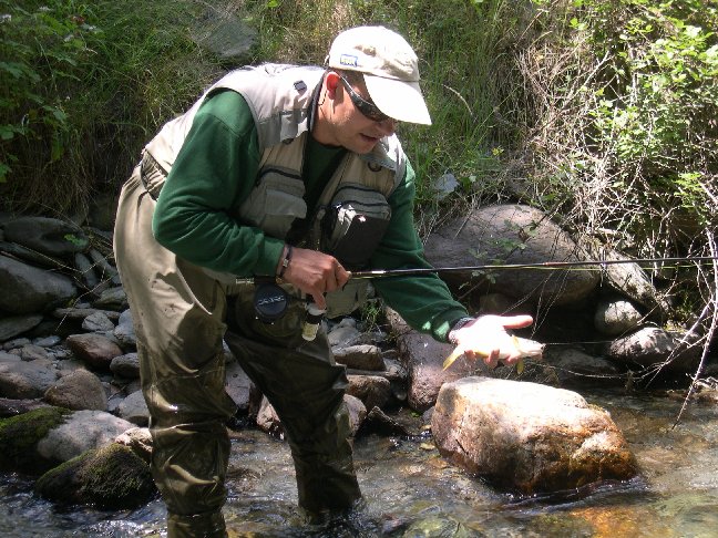 LA PECHE DE POISSONS DE SPORT NECESSITE UN MATERIEL CORRECT.